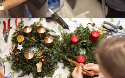 Adventskranzbinden im Landmarkt Lagerhaus Aigen